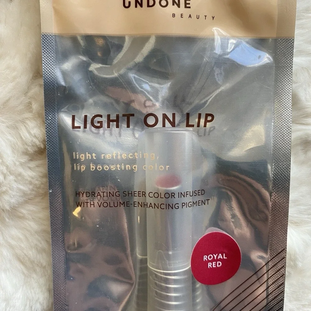 UNDONE Light on Lip Hydrating Light Reflecting ROYAL RED‎ Aloe + Coconut Oil